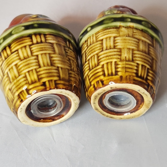 VTG Apple Salt & Pepper Basket Fall Harvest - Picture 5 of 5